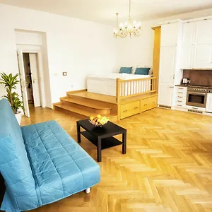 https://apartment-by-the-old-town-square.praguehotelsweb.com